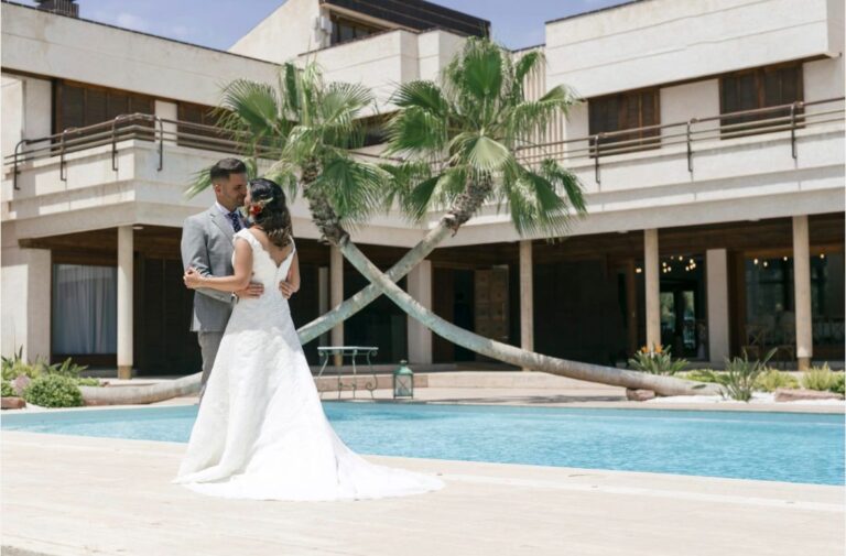 Fotografía de boda frente a la piscina de Hort de Nal